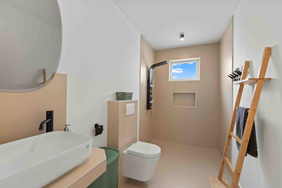 Shared bathroom Curaçao holiday villa with walk-in shower and modern design
