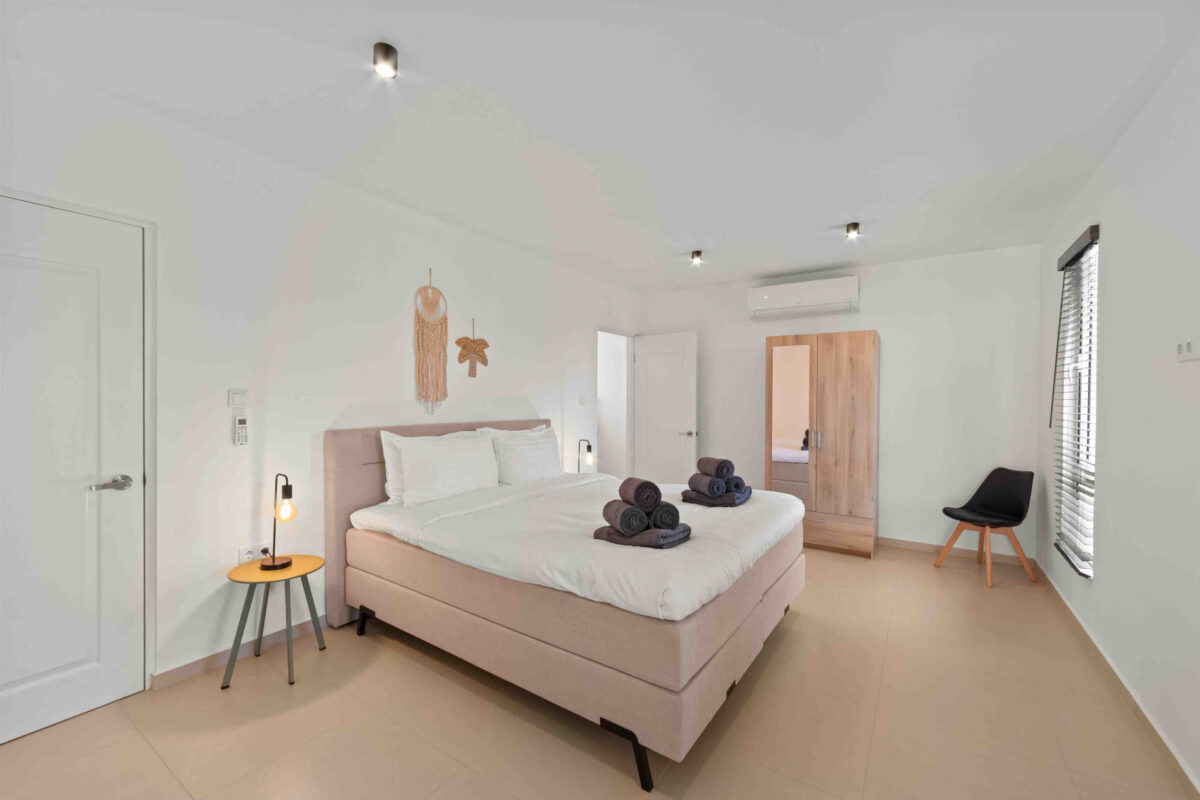 Master slaapkamer met ensuite badkamer in luxe vakantievilla Curaçao