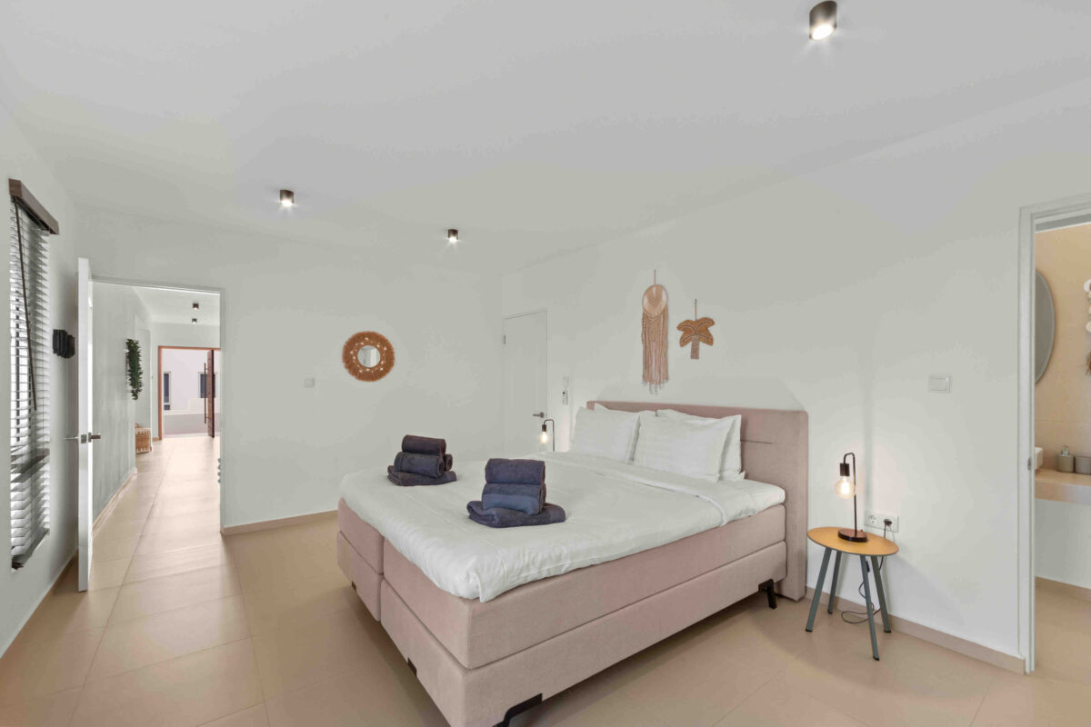 Master bedroom with ensuite bathroom in Curaçao vacation villa